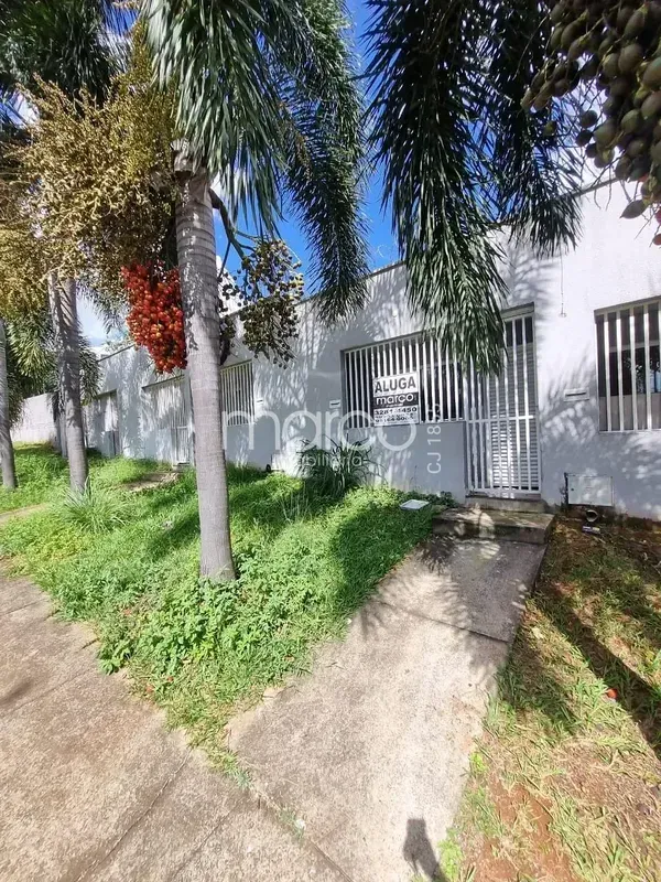 Quarto suíte c/ armário, Cozinha com armário e Área de serviço. Piso em cerâmica...