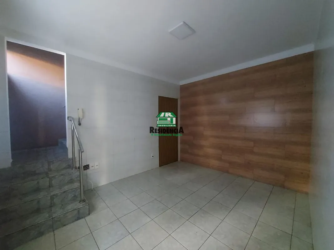 03 suites sendo 01 suite americana, cozinha com armarios conjugada com area de s...