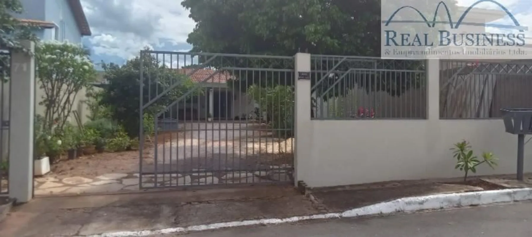 Venha conhecer essa incrível casa no condomínio Quintas do Sol, localizada na Qu...