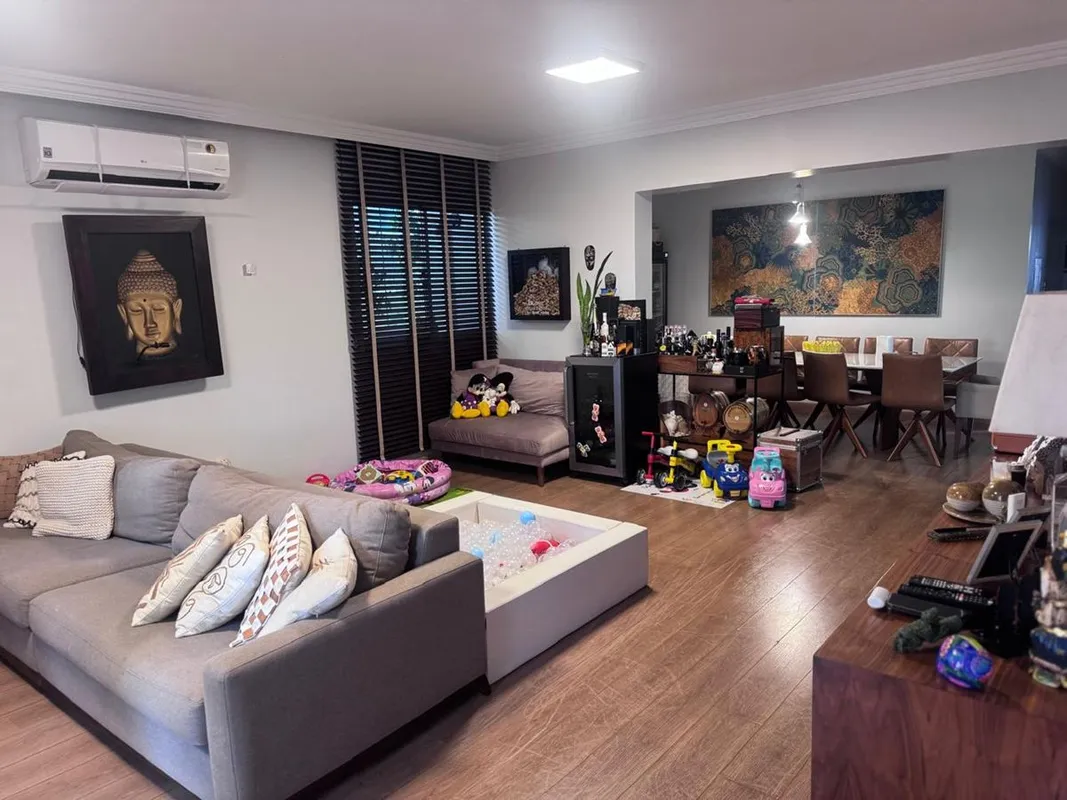 Apartamento amplo e bem distribuído, localizado em edifício de baixo gabarito, c...