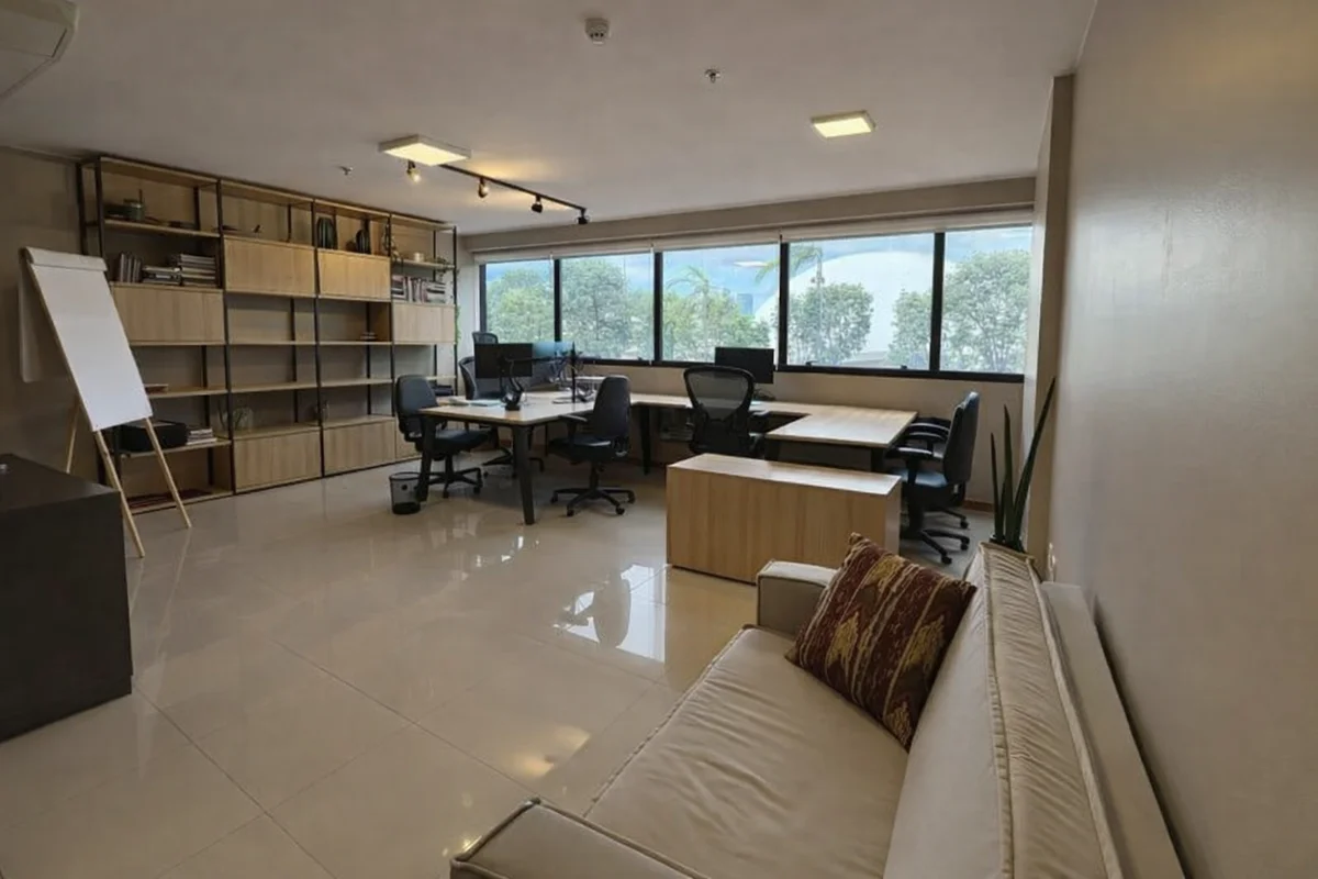 Sala comercial com 38 m², em vão livre e sem divisórias, ideal para adaptação co...