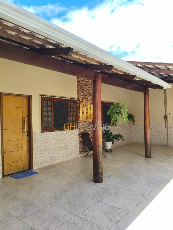 GH2036A casa possui: - Garagem para três veiculos com dois portões,- Sala com do...