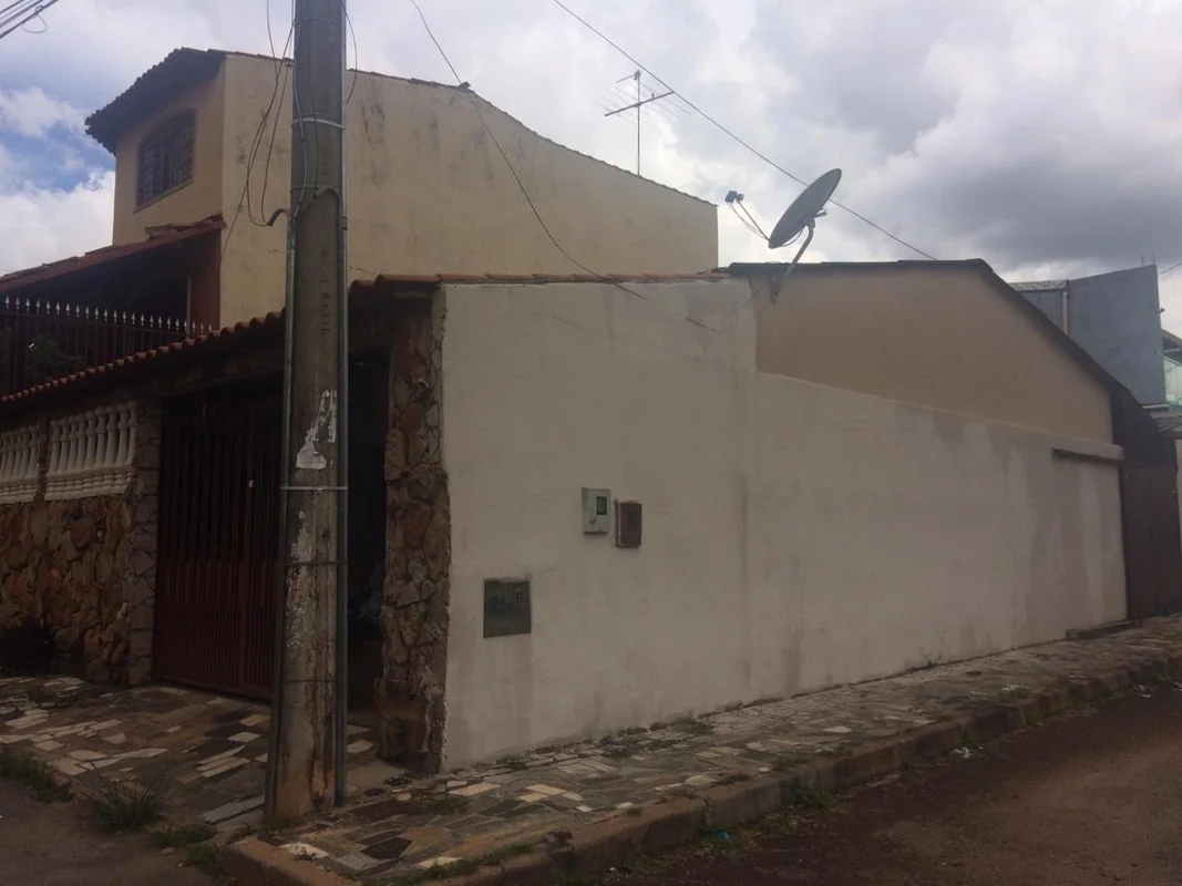 Descrição: Duas casas de frente e de fundos Lote 157,50m2 De esquina, casa da fr...