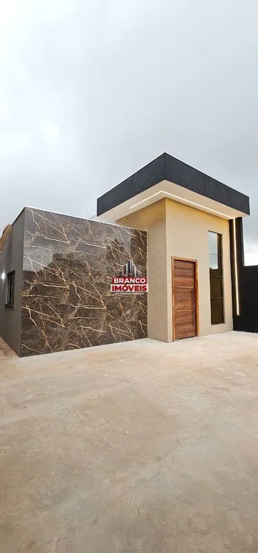 Apresentamos esta belíssima casa nova, localizada em condomínio fechado, projeta...