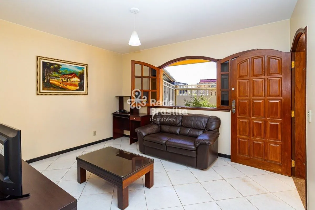 QE 32 | Sobrado - Guará IIExcelente sobrado, construído em lote de 200 m², com a...