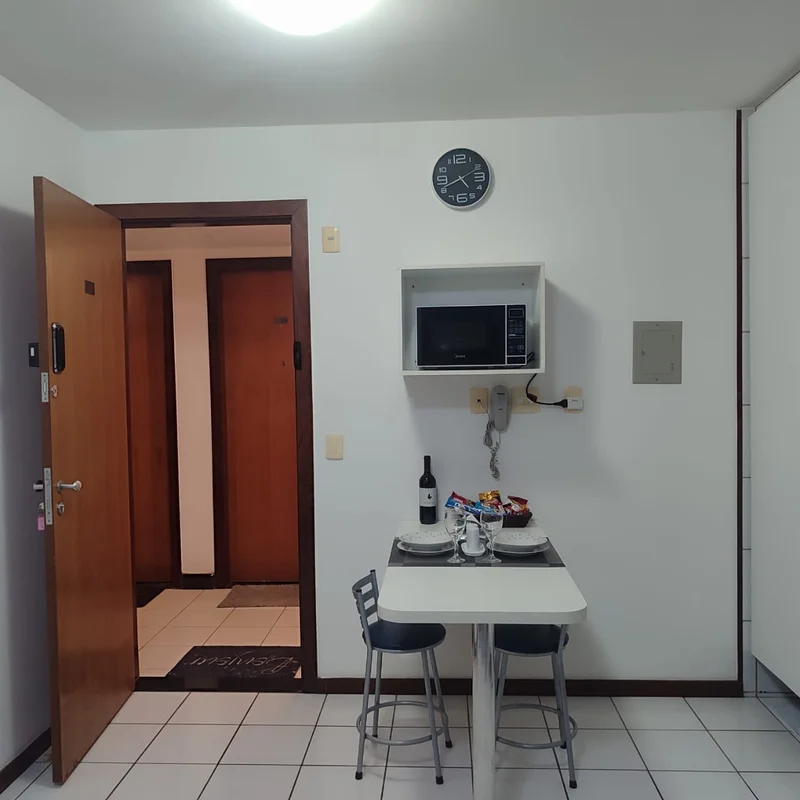 Descubra um apartamento confortável e bem localizado no Edifício Mont Serrat, si...