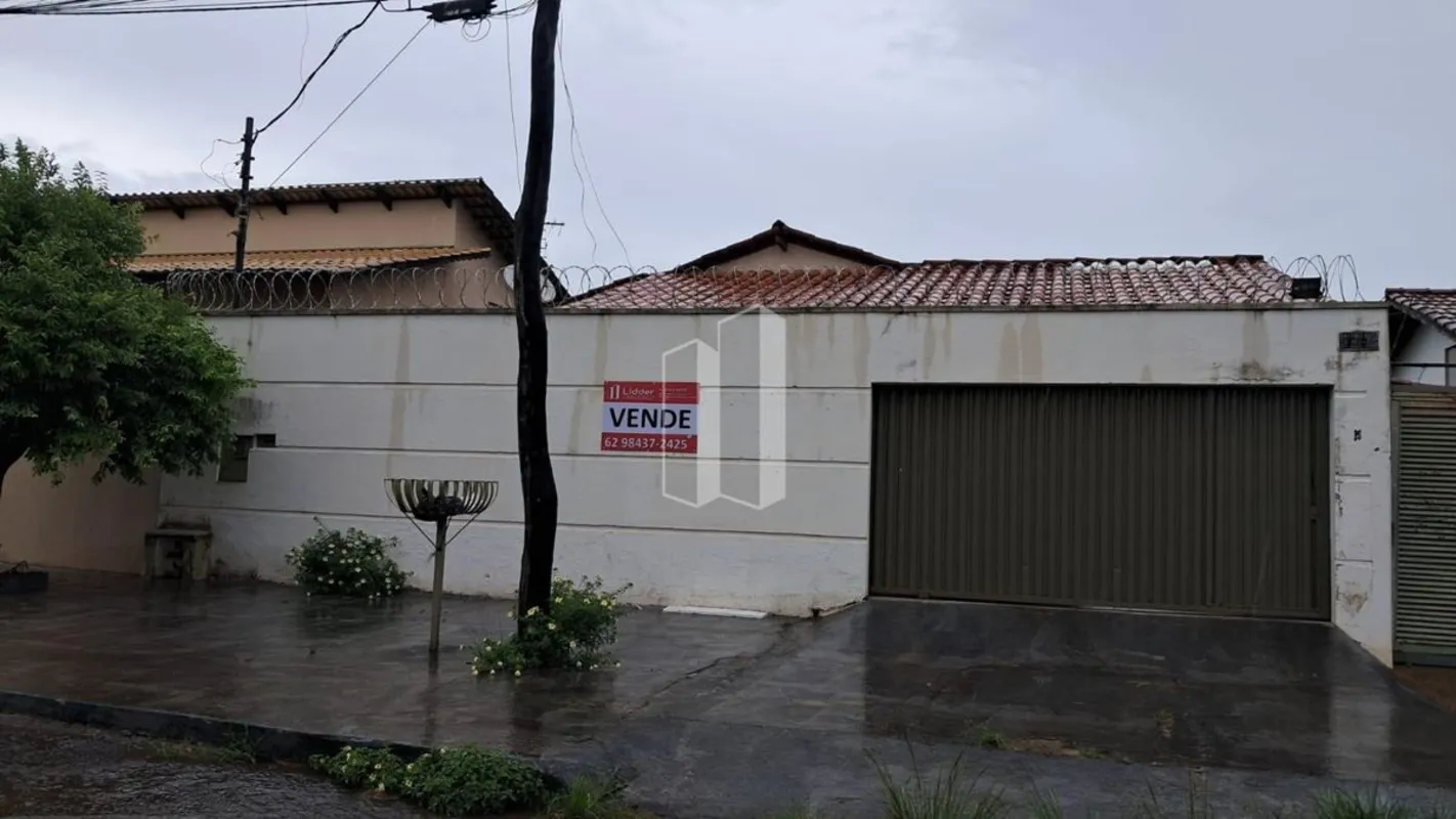 Casa muito bem localizada na Vila Lucy, com excelente distribuição dos ambientes...