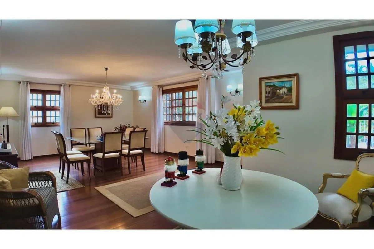 Descubra este amplo e imponente sobrado residencial localizado no Jardim Botânic...