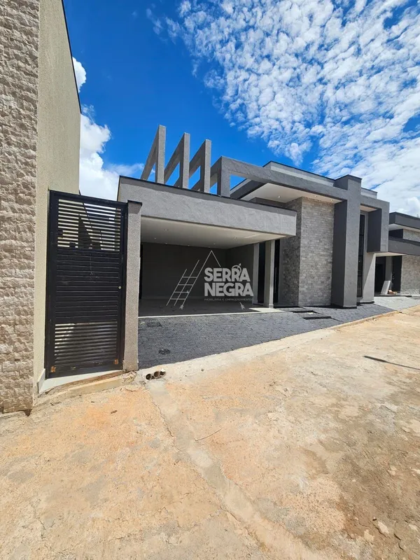 LINDA CASA 3 QUARTOS ANIQUEIRAS PRÓXIMO AO SUPERMERCADO DONA:- Condomínio fechad...