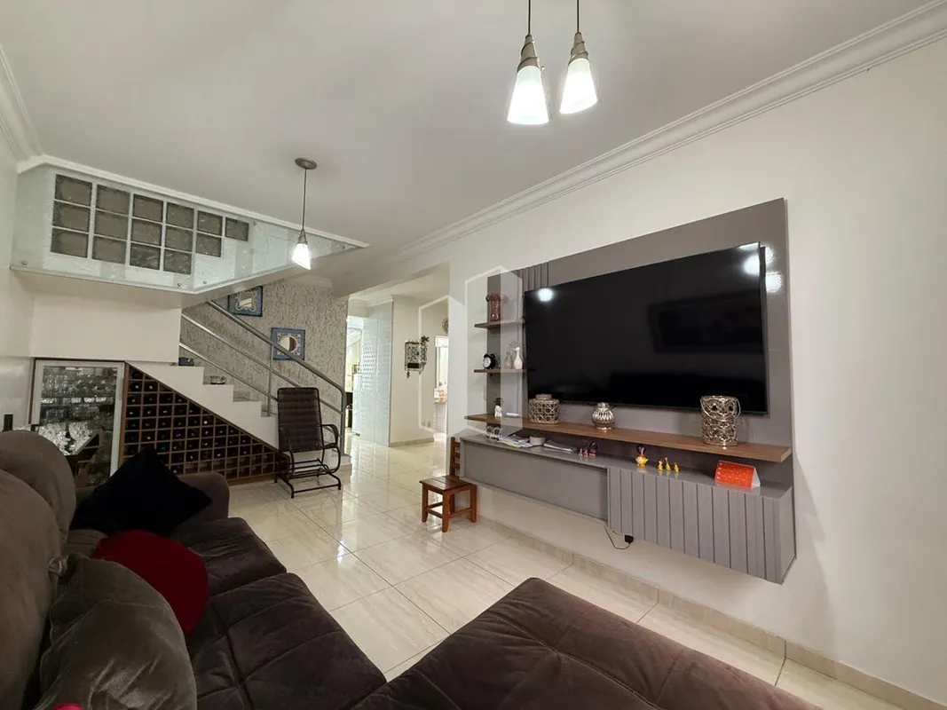  Sobrado de 140m²  03 Quartos, sendo 01 suíte  Parte inferior: -Sala 03 ambiente...