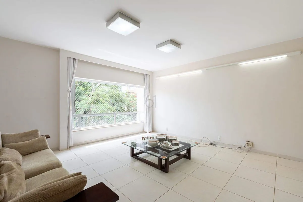 Apartamento vazado, 4º andar, com vista livre permanente, medindo 155,60 m², dis...