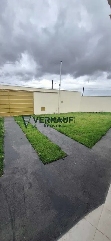 Casa de esquina, 02 quartos sendo uma suíte, sala de estar, cozinha, área de ser...