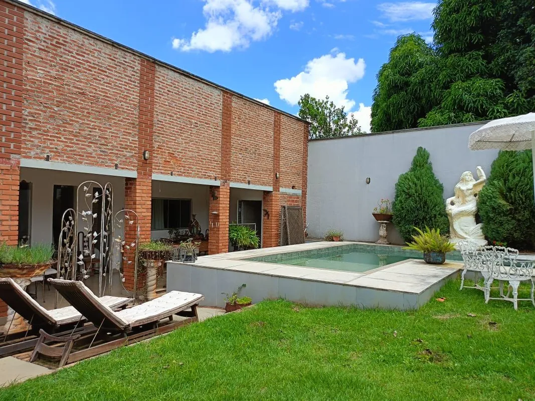 Essa não é apenas uma casa, é um convite para viver bem. Totalmente mobiliada e ...