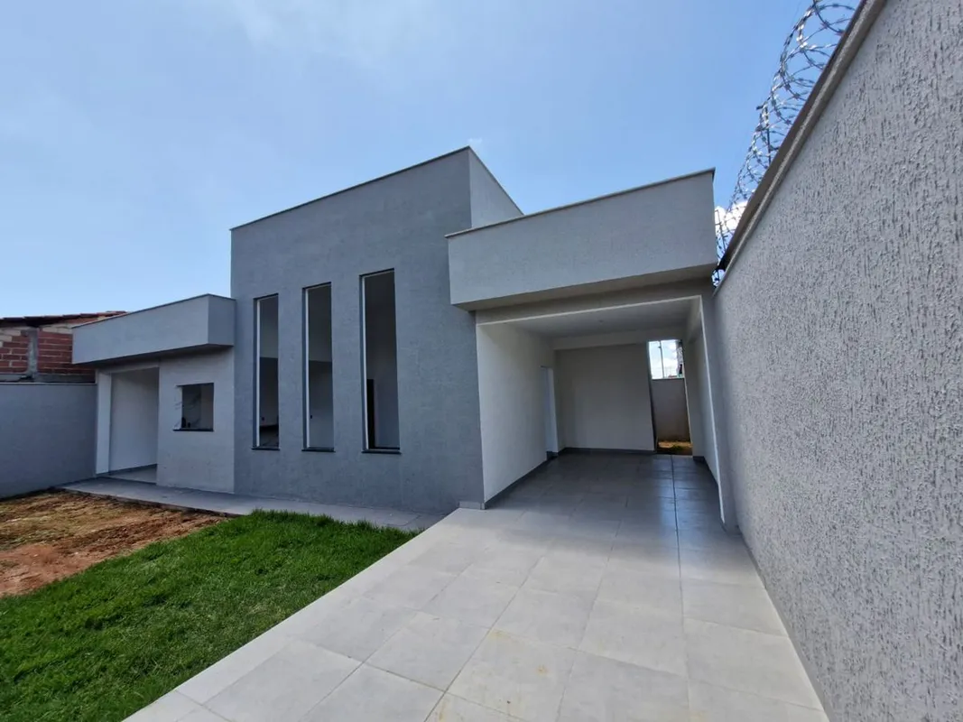 Casa térrea com 3 quartos, sendo 1 suíte, banheiro social, sala com pé-direito e...