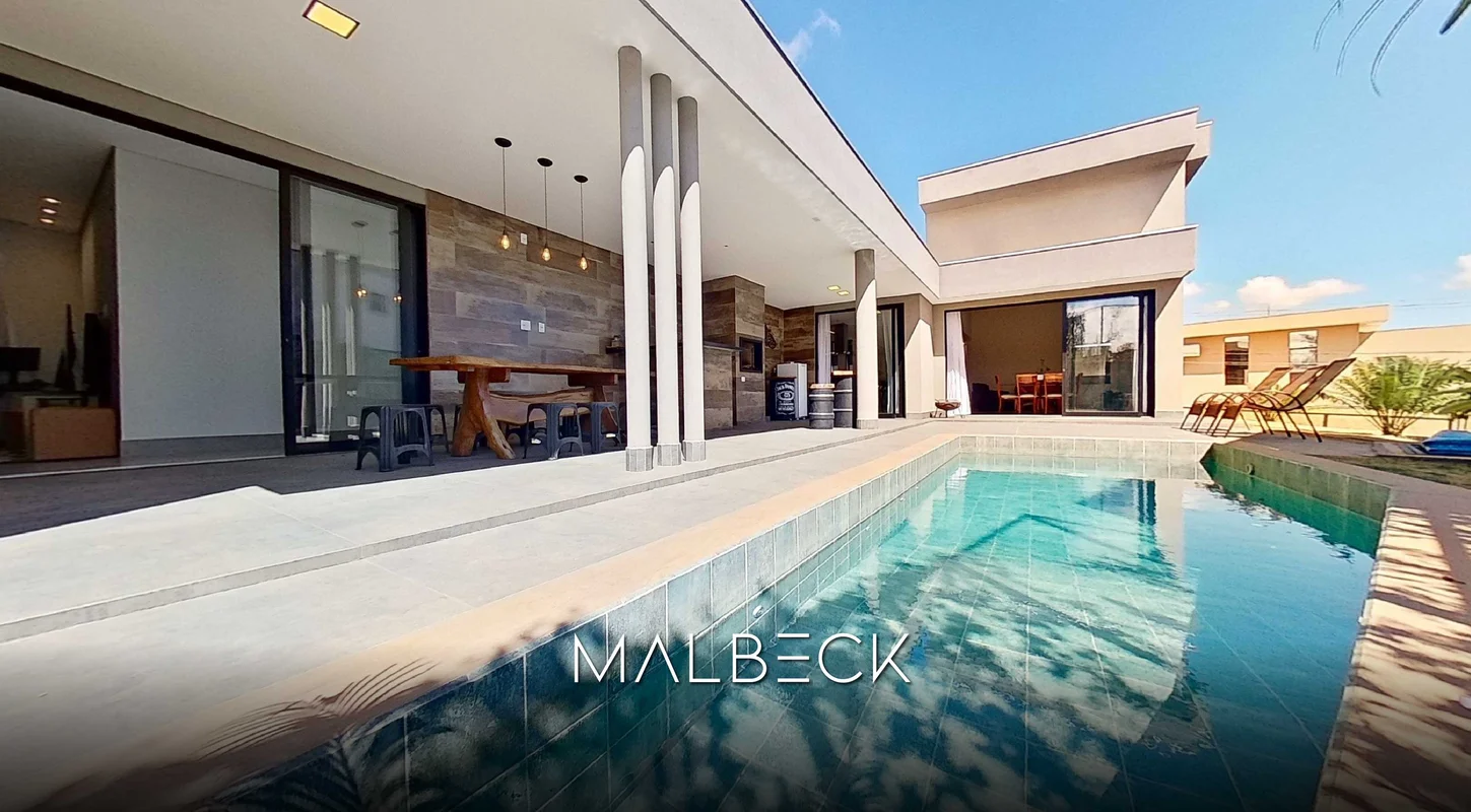 MALBECK IMÓVEIS vende: Excelente casa totalmente térrea finamente decorada, no C...