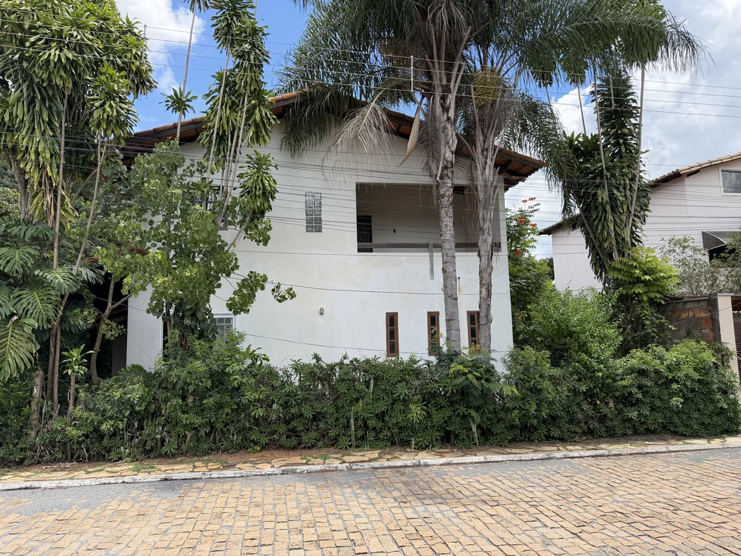 Venha conhecer essa maravilhosa casa localizada em um dos condomínios mais tranq...