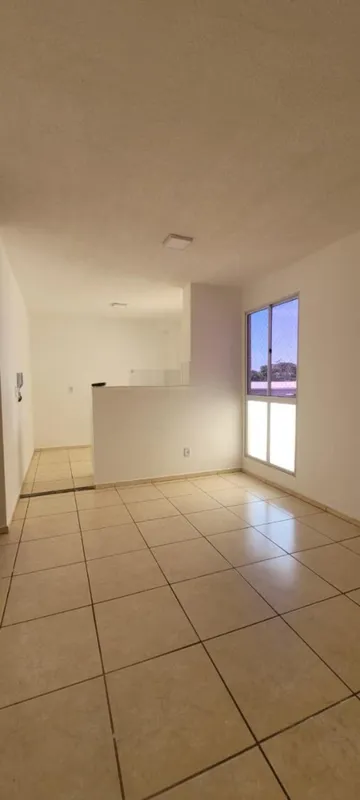 Apartamento de 42m² com dois quartos, sala, cozinha com armários e um banheiro s...