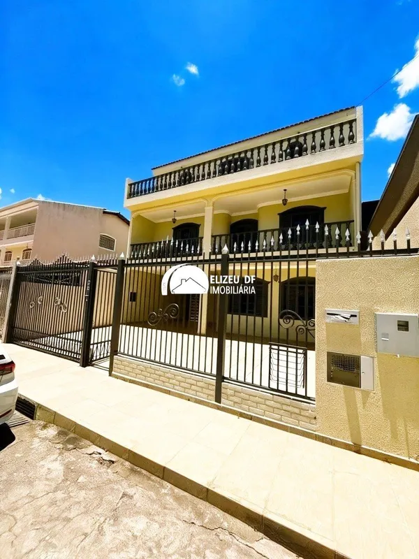 Elizeu DF Imobiliária vende sobrado na QE 26, composto por:  Térreo:- 1 quarto;-...