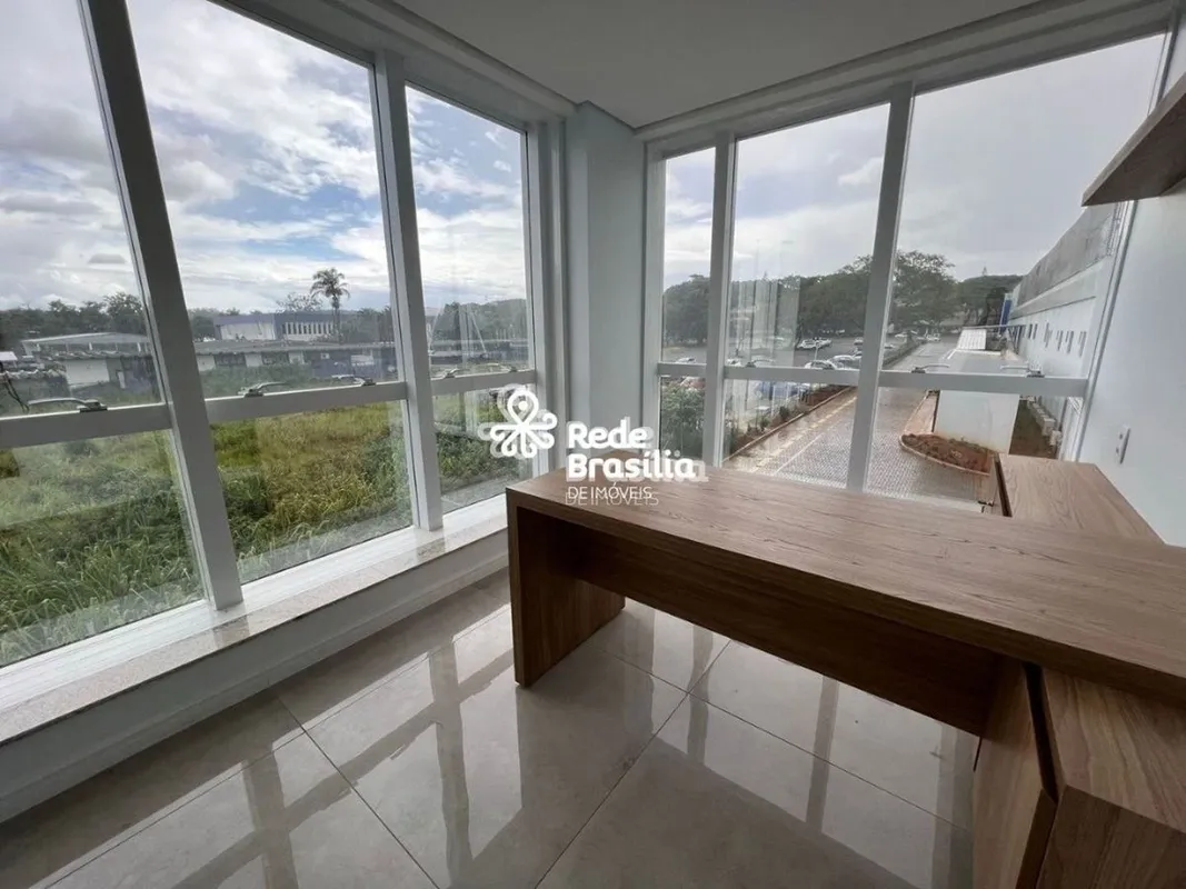 Sala semi-mobiliada, com recepção, banheiro privativo e dois consultórios com li...