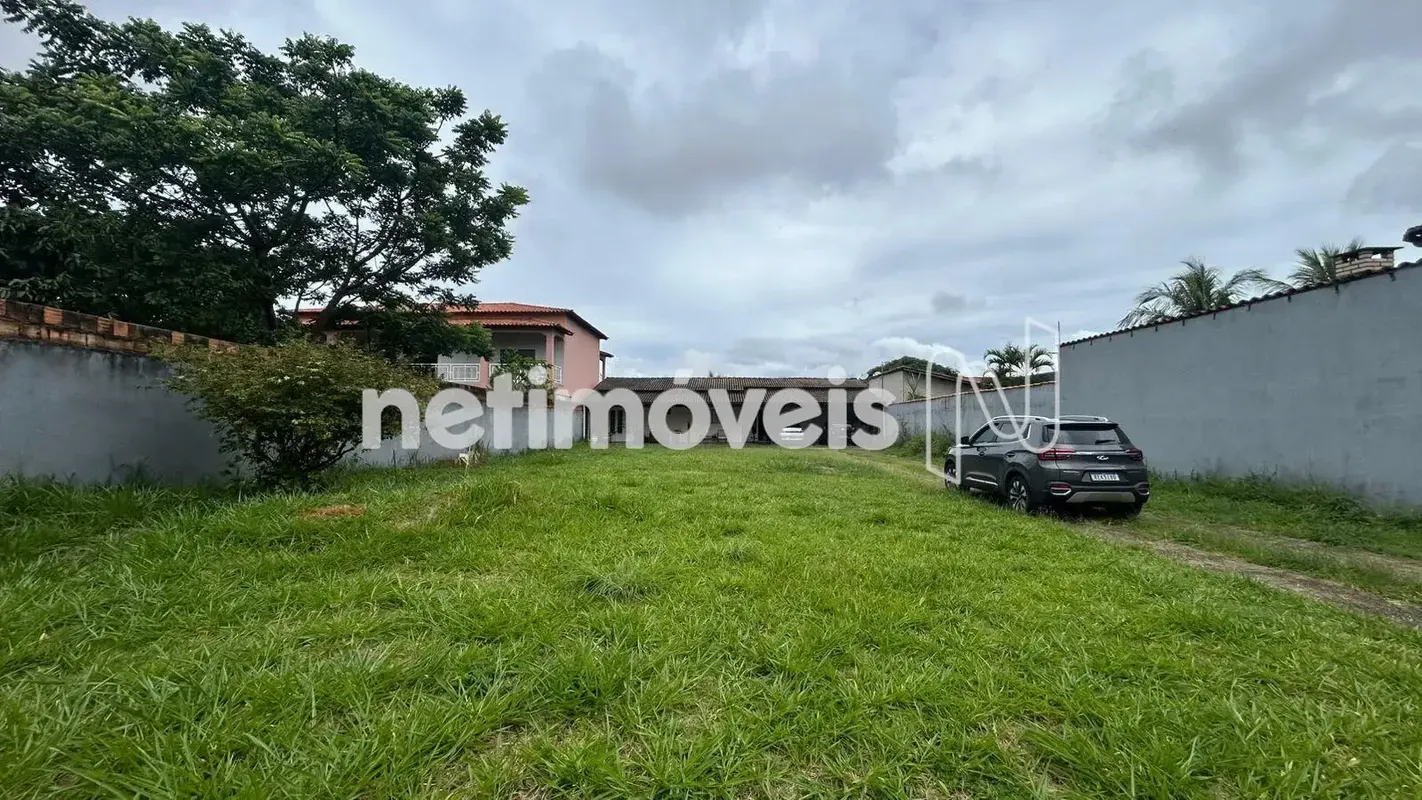 •Área construída: aproximadamente 200?m² em lote plano de 800?m².•Quartos: 3 dor...