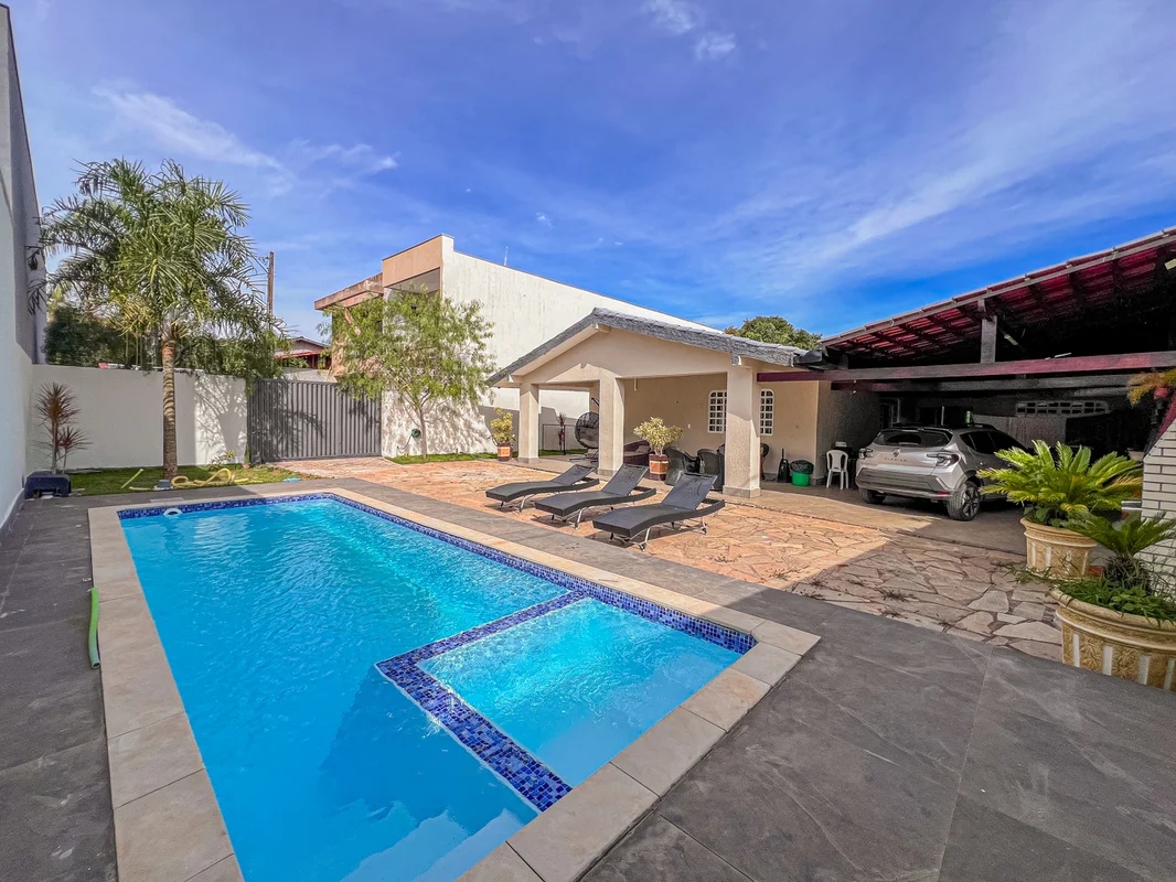 ESPECIFICAÇÕES DA CASA:- Sala ampla e bem iluminada- Sala de TV com painel plane...