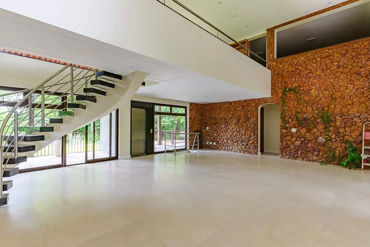 DALL'OCA IMÓVEIS ALUGA:Ótima chácara inteira, com casa em chalé, reformada, com ...