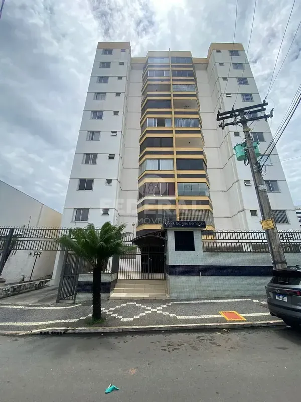 Este bem-localizado apartamento de 2 quartos, sendo 1 suíte, está disponível par...