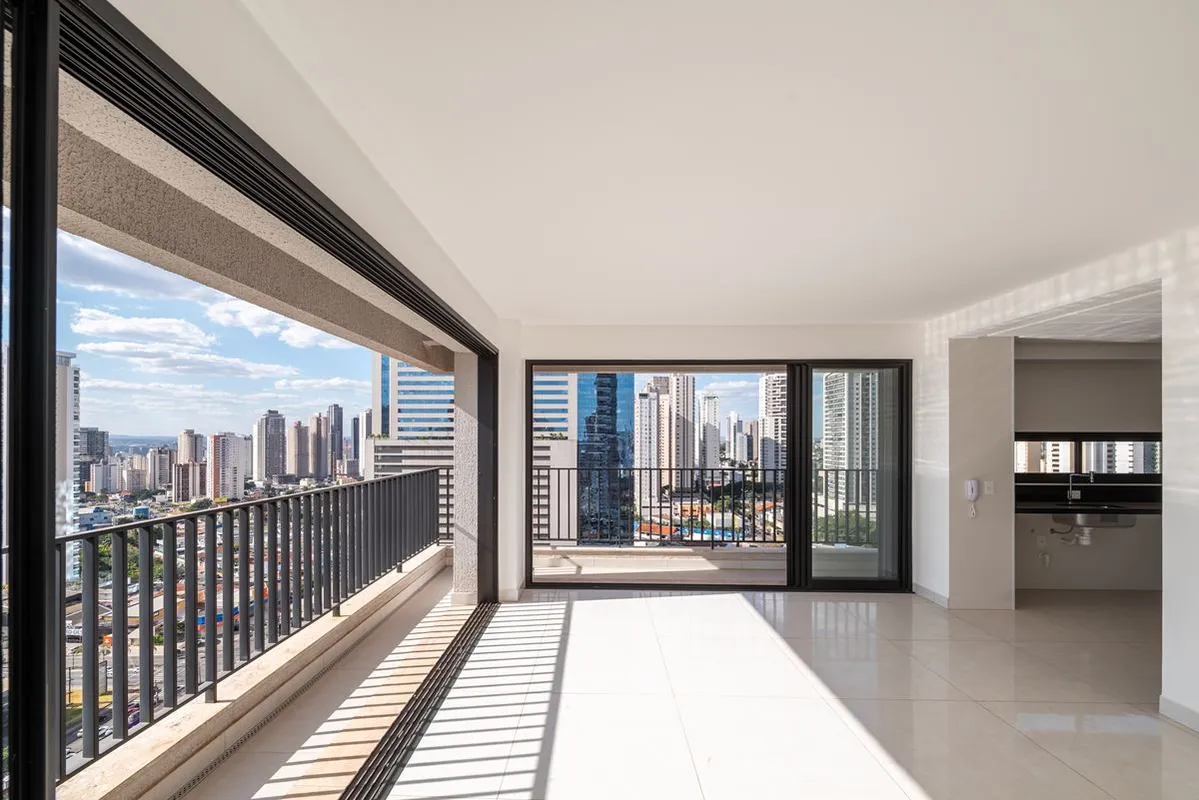 Apartamento á venda no Cristal Tower , em andar alto, com 130,00m² de área priva...