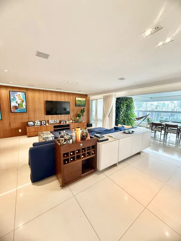 Imponente apartamento localizado na orla do Lago das Rosas, Setor Oeste;São 306 ...