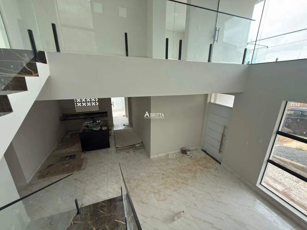 Localizada em uma das regiões mais desejadas do Jardim Botânico, esta casa encan...