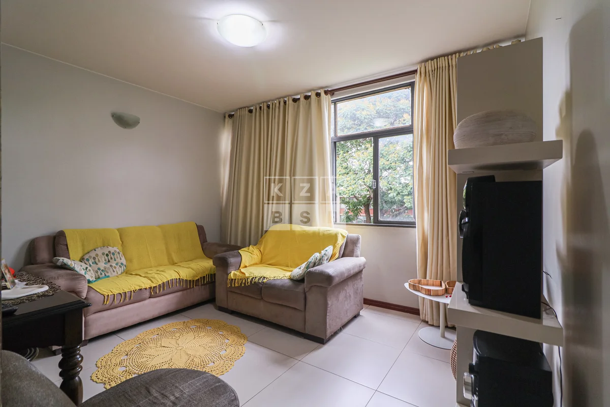 Um apartamento que acorda com o sol e dorme ao som das árvoresSão 95 metros quad...