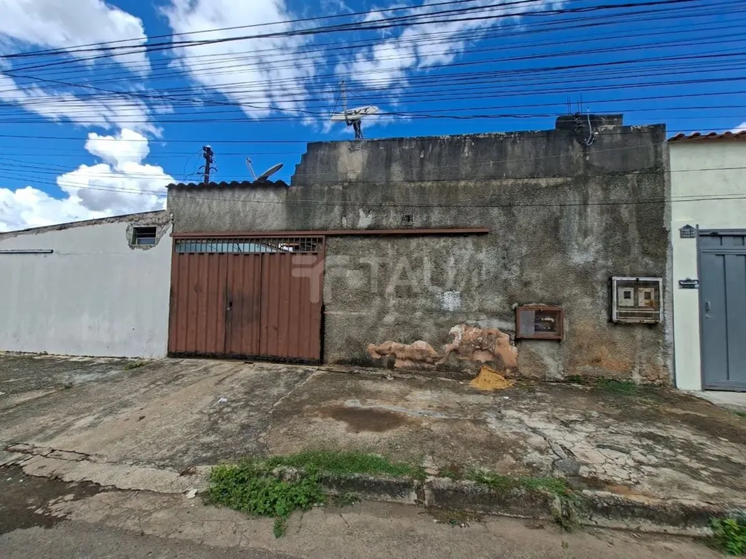 CASA BEM LOCALIZADA EXCELENTE PARA INVESTIMENTO OU MORADIA. LOTE COM 2 KITNETS, ...