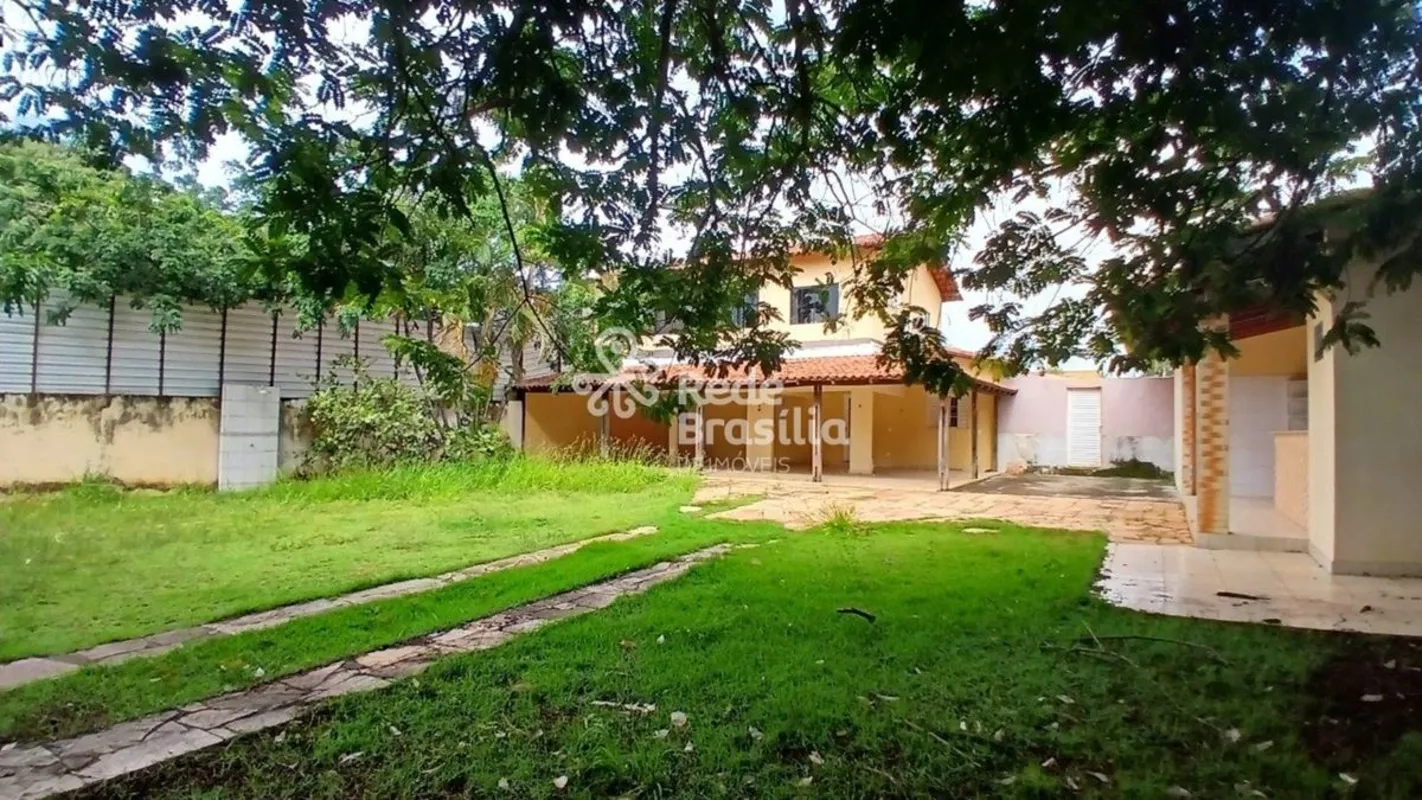 Casa à venda no Condomínio Ouro Vermelho IResidência funcional e bem distribuída...