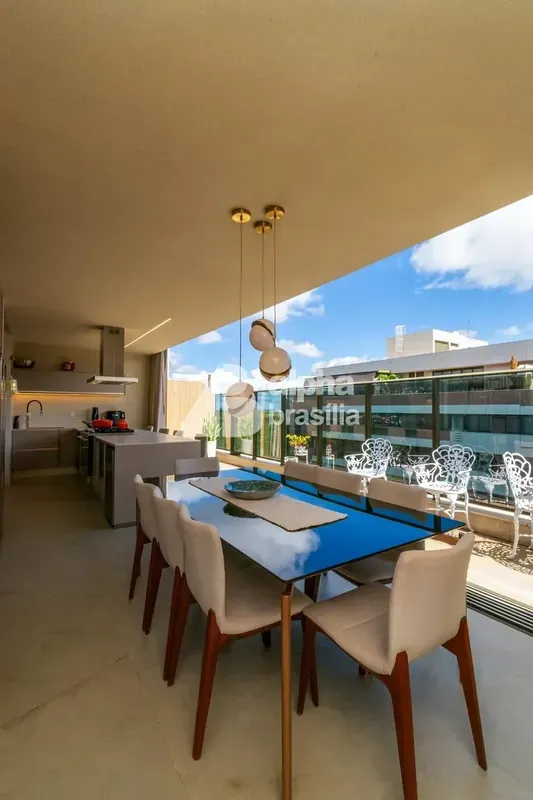Este apartamento duplex foi desenvolvido com foco em integração espacial, clarez...