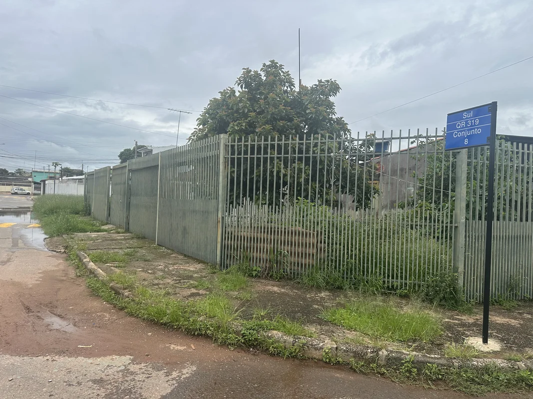 lote de esquina com duas casinhas simples, de esquina e em excelente localização...