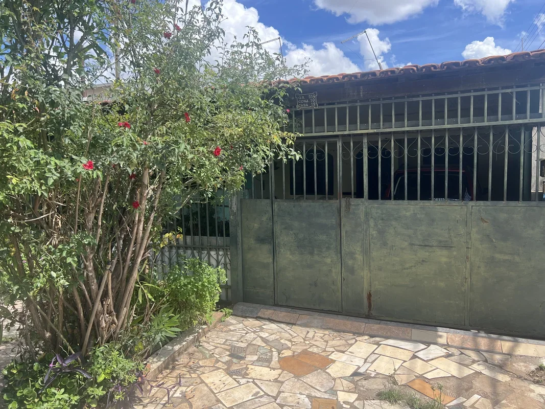 Imagine morar em uma casa ampla e confortável na tranquila região de Samambaia S...