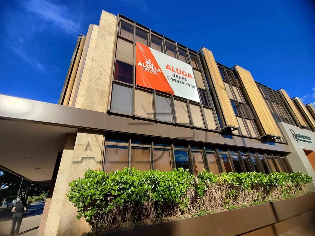 Asa Sul CRS 513 – Ed. Rolimam.Prédio de esquina, amplo estacionamento na lateral...