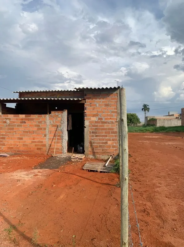 Vende-se uma casa em construção, localizada em uma área tranquila e com amplo es...