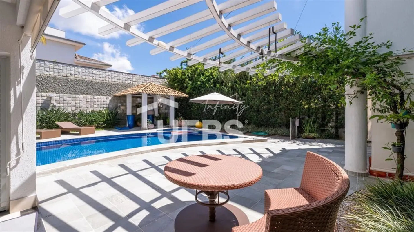 COD U-0030342 - Sobrado no Alphaville GoiásÁrea construída 457 m²Área terreno 72...