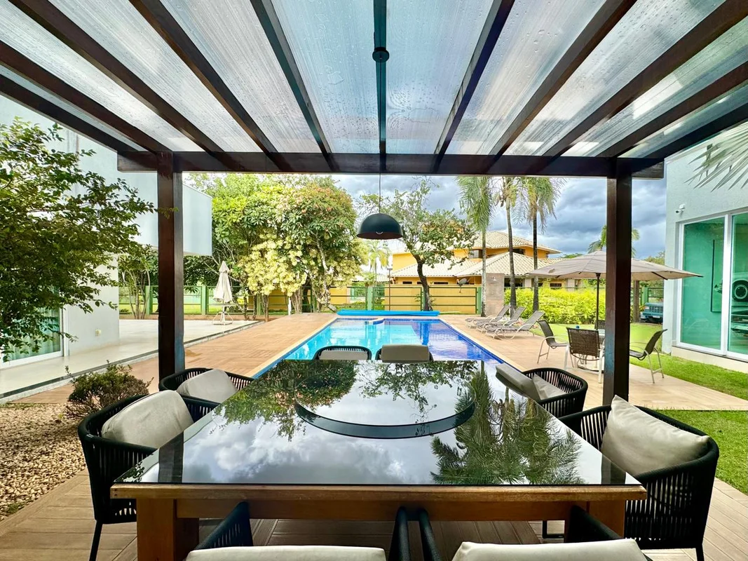 ondomínio na melhor localização, em frente à pista do Park Way, com 8 casas de a...