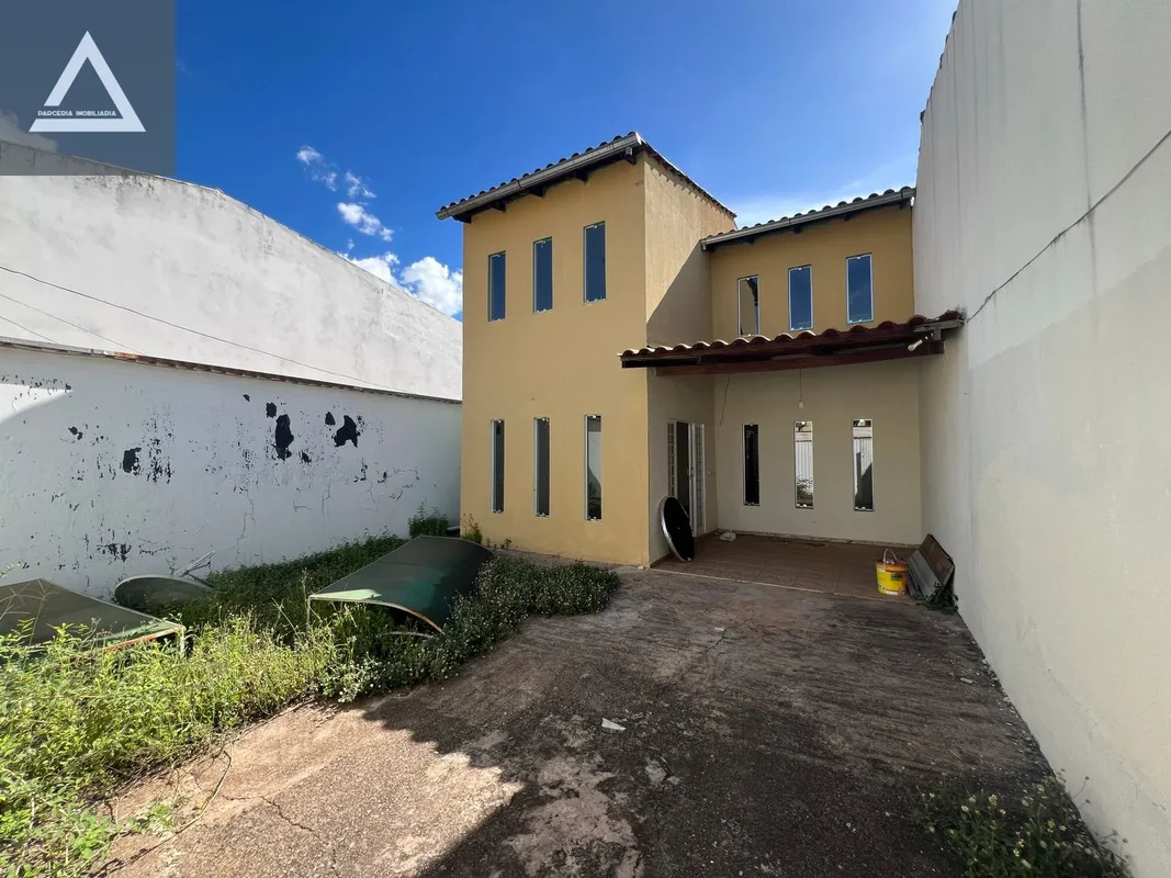 Descubra um sobrado encantador no coração de Candangolândia, localizado na QR 1 ...