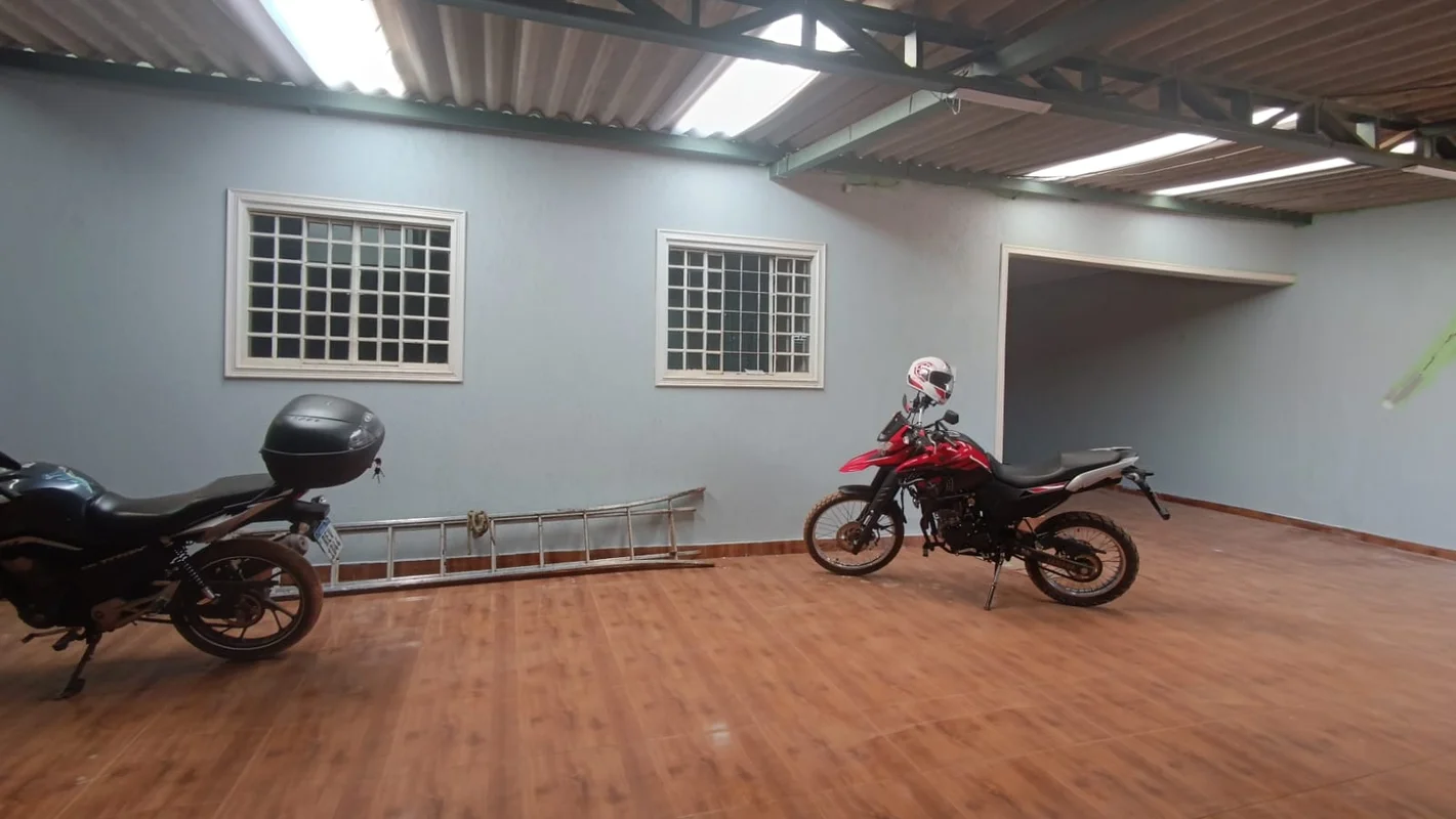 Casa SOZINHA NO LOTE Sala Ampla Cozinha com armarios 4 Quartos 2 banheiros Lavad...