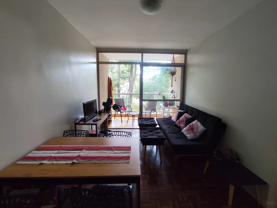 Apartamento totalmente reformado, com sala ampla e varanda (possibilidade de fec...