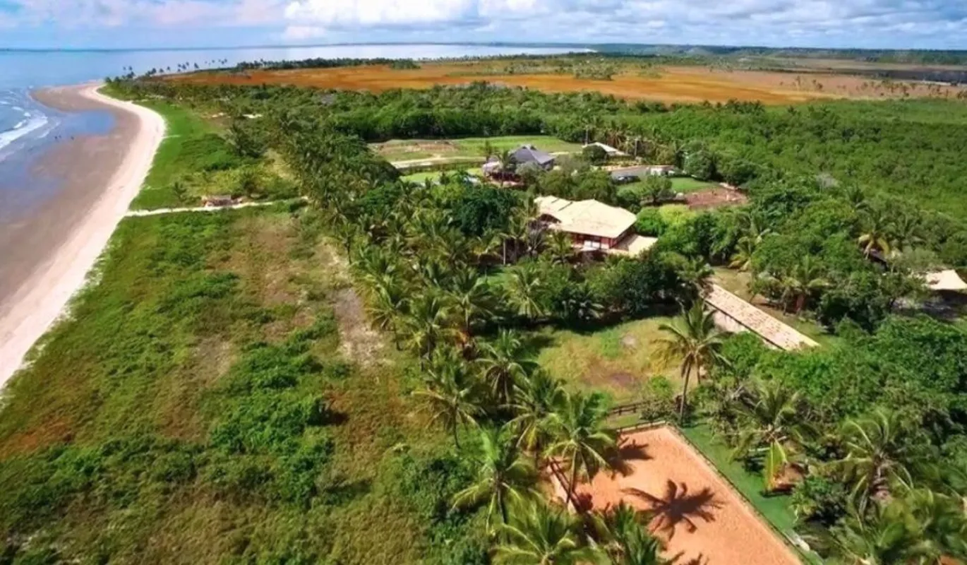 Esta casa de praia frente mar, localizada em uma das regiões mais badaladas e de...