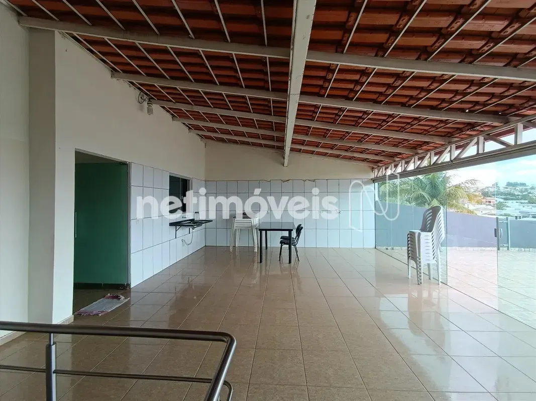 Localizada há 850 metros da Porto Cristal Eventos de Arniqueiras; Composta por ;...