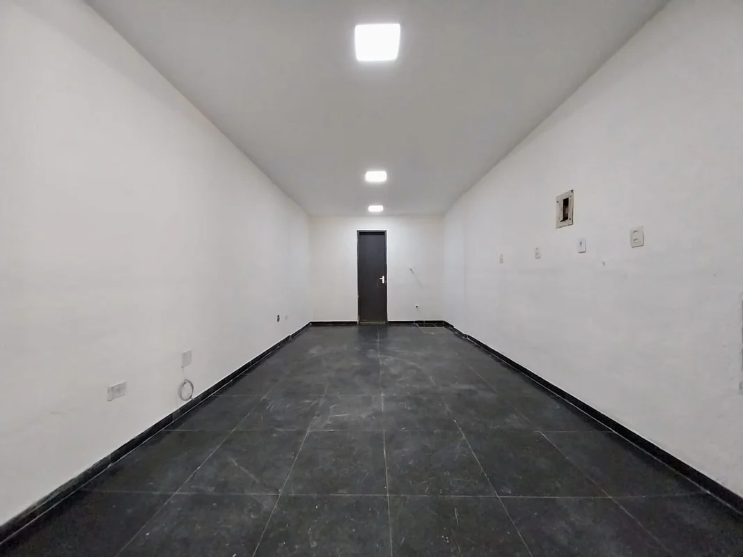 Loja com banheiro. Ótima localização, comércio local, tal como padaria, mercados...