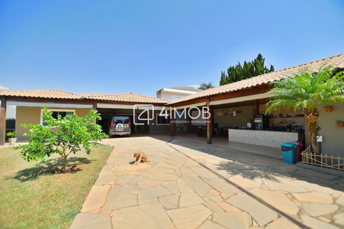 CASA TÉRREA MODERNA COM ESPAÇO, CONFORTO E LAZER Encante-se com esta casa térrea...