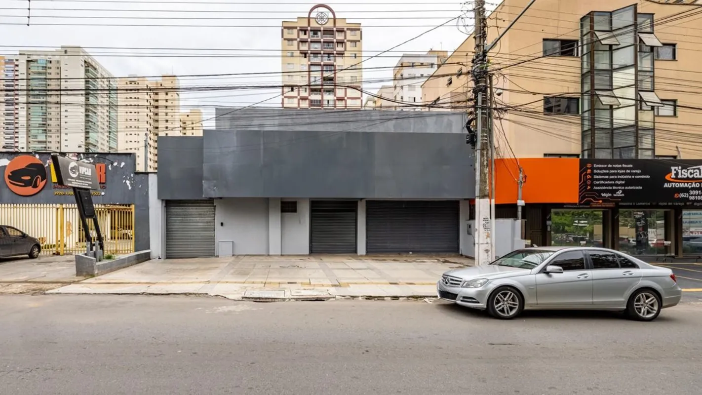 Esta loja comercial de grande porte se destaca pela metragem rara e pela versati...