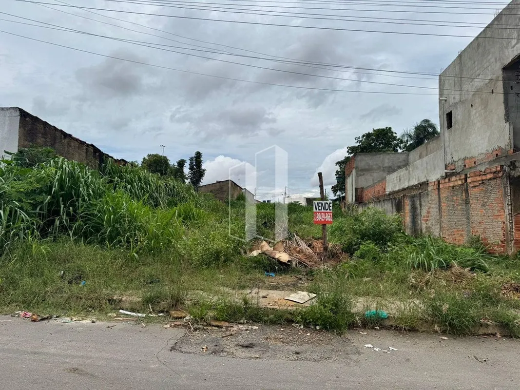 Excelente lote com leve declive para frente, todo murado.Localização privilegiad...