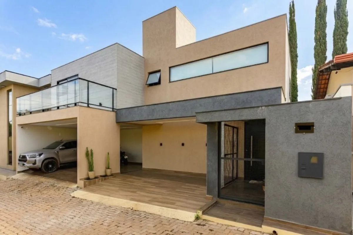 :: Casa contemporânea, com piscina, escriturada, em condomínio fechado no Taguap...